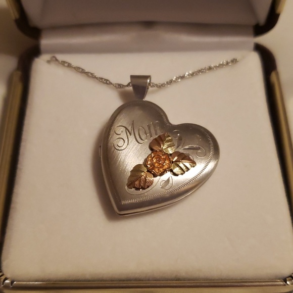 NIB Sterling Silver "MOM" Necklace - Picture 2 of 4